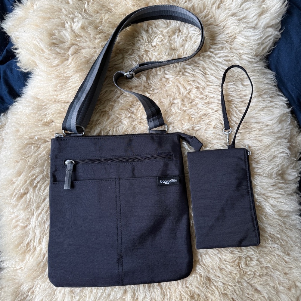 Baggallini Black Crossbody with Detachable Wristless